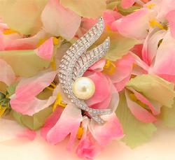 P1168-14 Crystal and Pearl Brooch $19.99