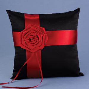 10906 Midnight Rose Ring Pillow