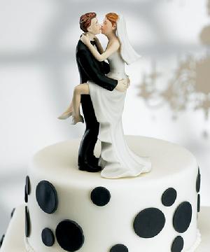 8446 Kissing Couple Cake Top $29.98